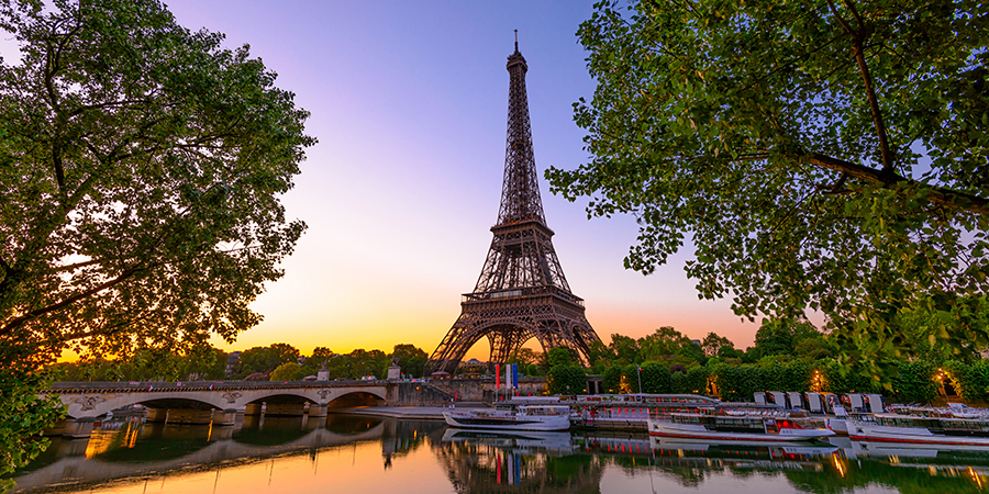 View,Of,Eiffel,Tower,And,River,Seine,At,Sunrise,In