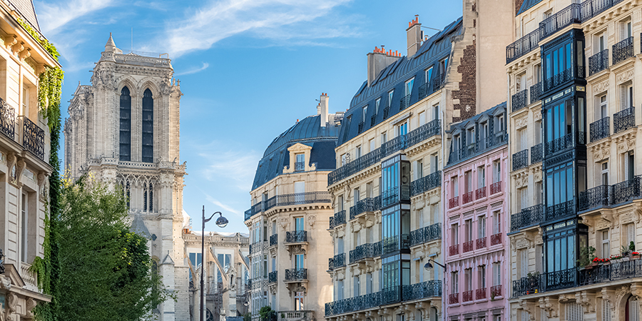 Paris,,Charming,Street,And,Buildings,,Typical,Parisian,Facades,In,The